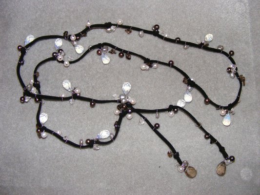 Halskette, offen, mit kleinen Kristalltropfen, Quarz, Süßwasserzuchtperlen, Amethystsplitter, Wildlederband