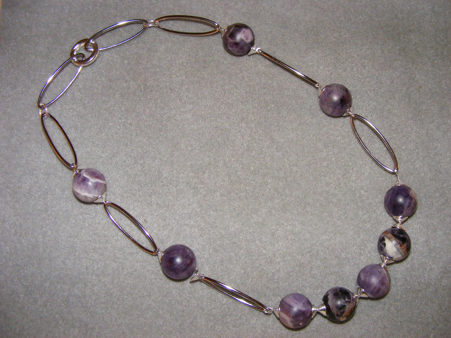 Halskette 20 mm Amethyst-Kugeln mit versilb. Elementen