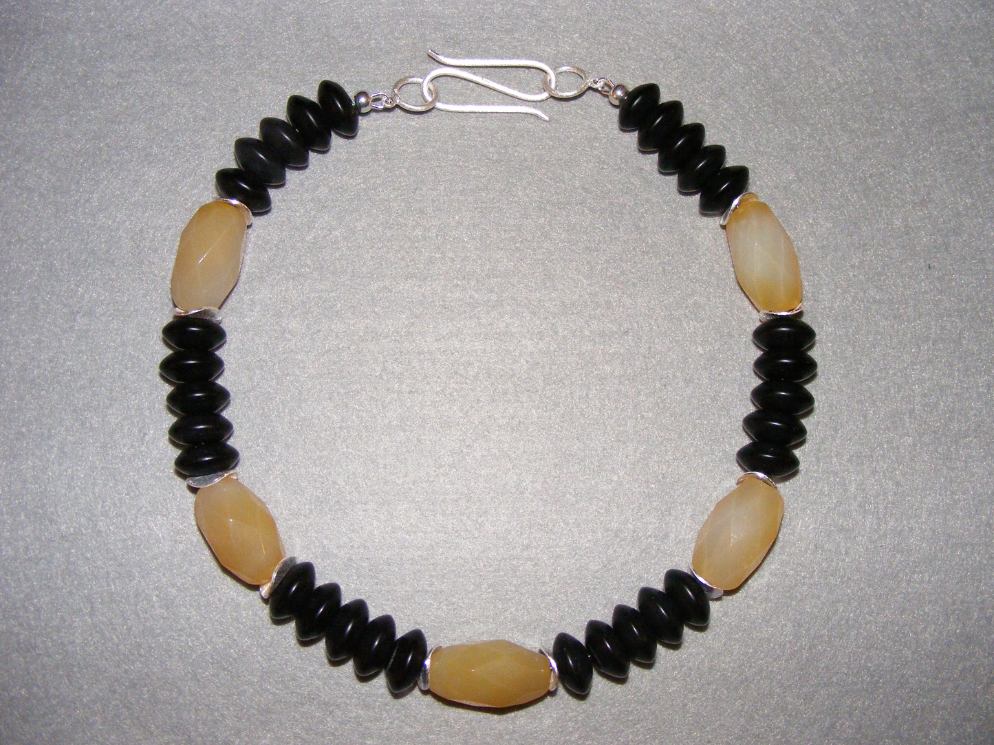 Halskette, 16 mm Onyx-Button matt, facettierte Achat-Oliven, 925-Sterlingsilber