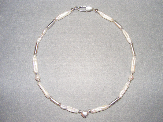Halskette, weiße Süßwasserzuchtperlen, Stäbchenform, 925-Silberherz und versilb. Zwischenteile