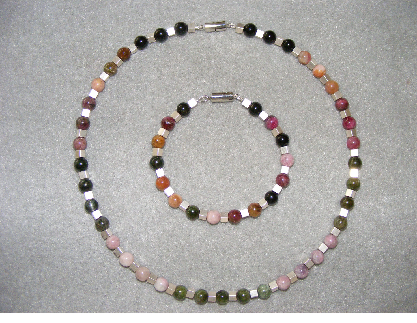 Halskette und Armband (Set) 8 mm Turmalinperlen mit Silberwürfeln