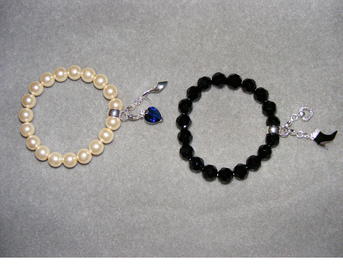 Armbändeverwachste Chrystal-Pearls, 2 Anh., fac. Schliffperlen mit 2 Anh. pro Stück