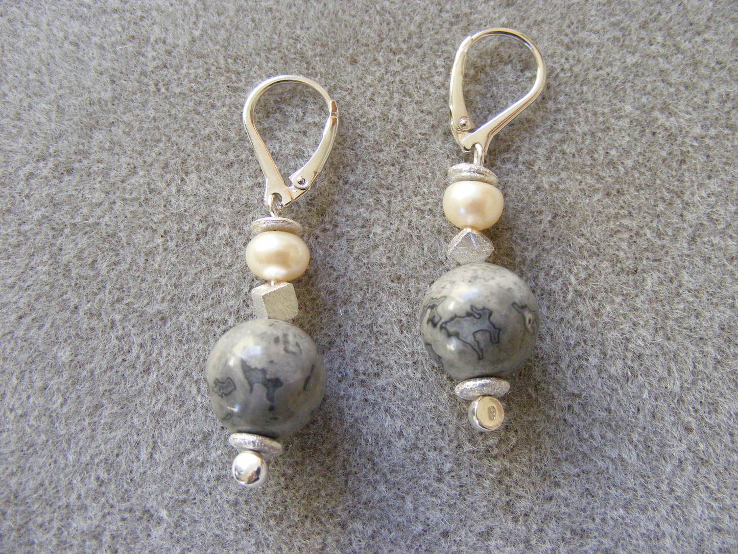 Ohrringe mit Brisur, Crazy-Achat, Süßwasserzuchtperlen und Sterlingsilber-Würfel