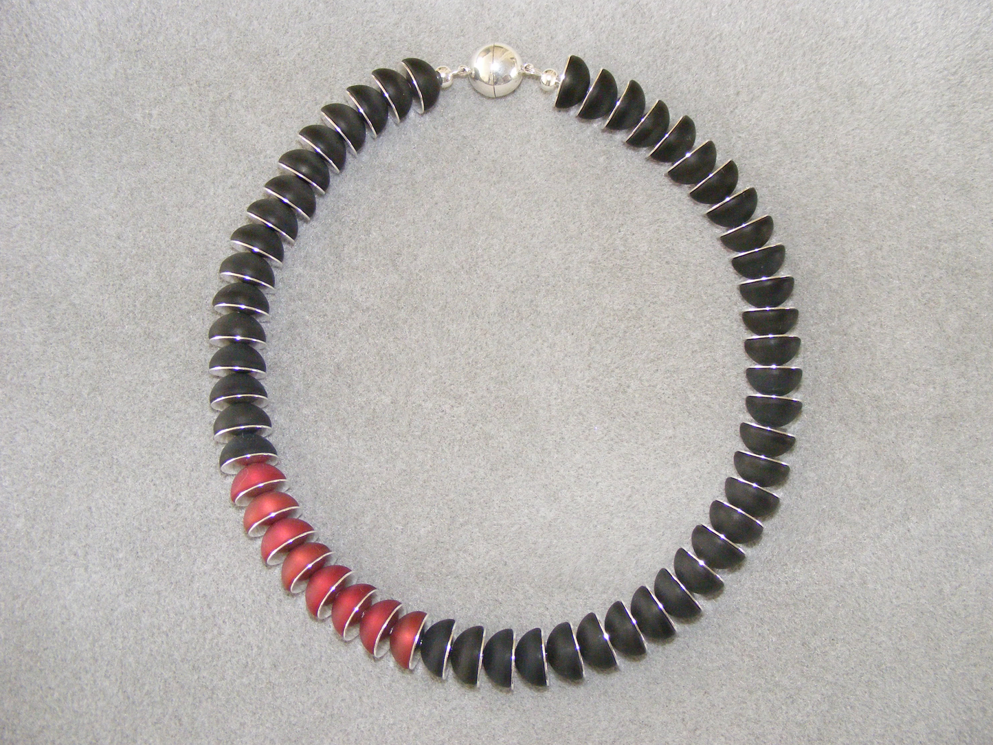 Halskette, Polaris-Halbkugeln schwarz und burgund mit 925-Sterlingsilber-Scheiben