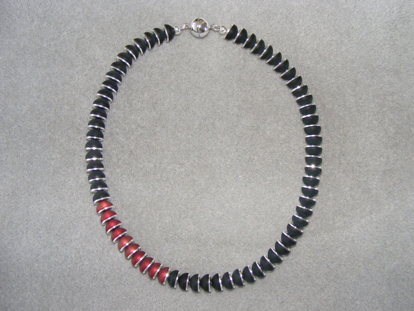 Halskette, Polaris-Halbkugeln schwarz und burgund mit versilberten Scheiben