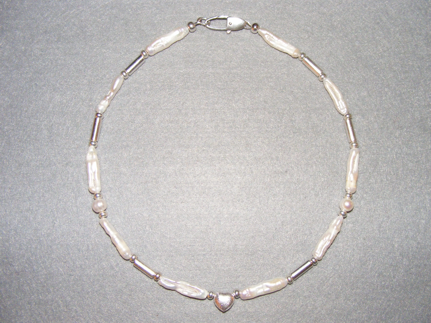 Halskette, weiße Süßwasserzuchtperlen, Stäbchenform, 925-Silberherz und versilb. Zwischenteile