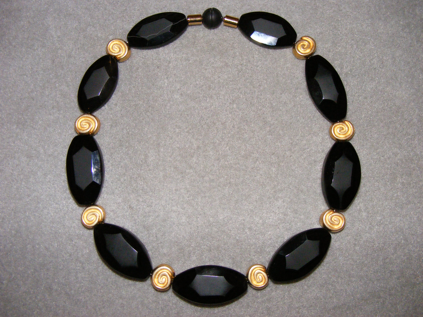 Halskette, große schwarzen, facettierten Achat-Oliven mit goldplattierten Schnecken
