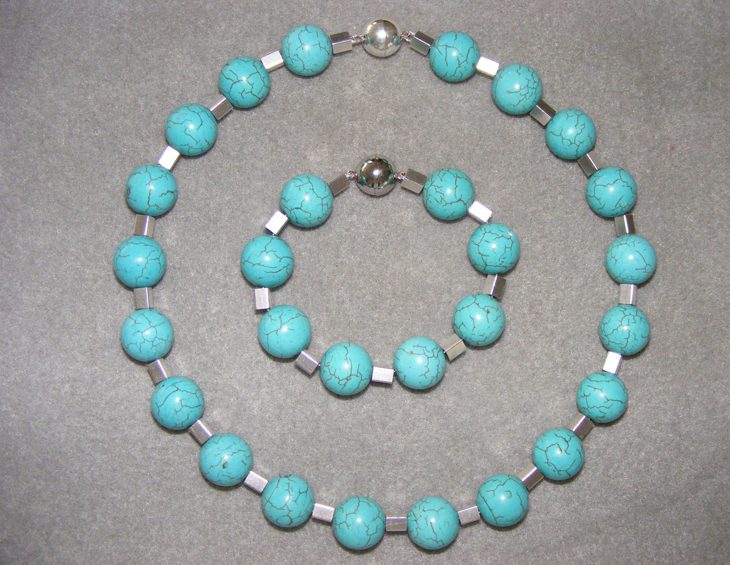 Halskette und Armband (Set) mit Türkis-Magnesit-Perlen