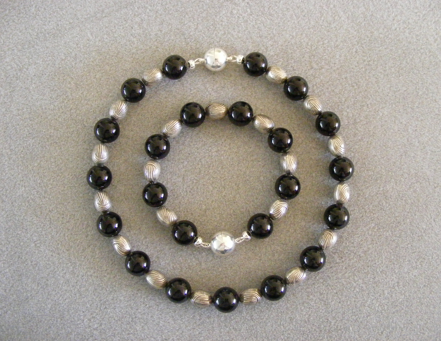 Halskette und Armband (Set) Onyx-Perlen mit versilb. Elementen