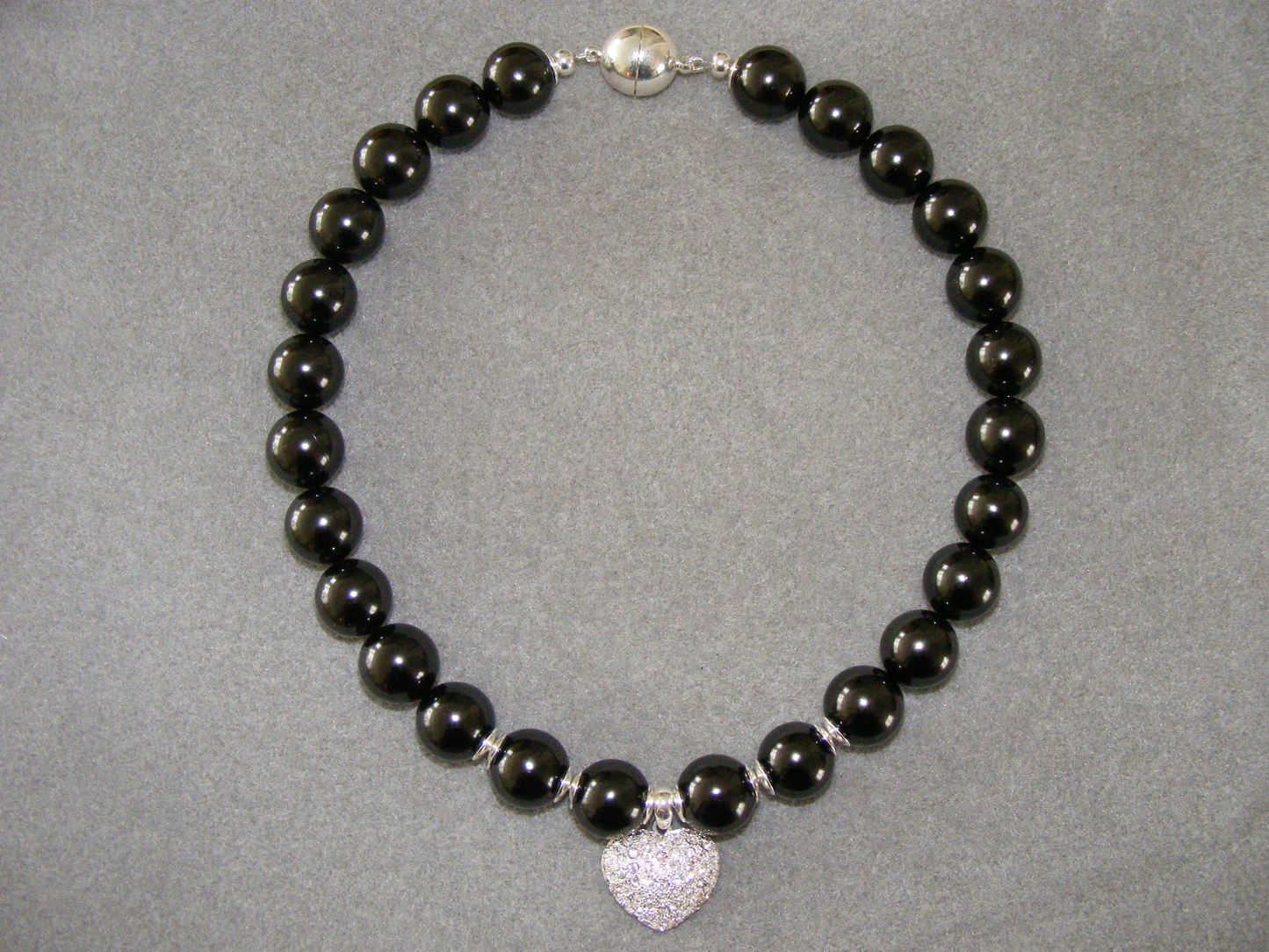 Halskette, 14-mm Onyx-Perlen mit silberplattiertem Herz-Anhänger mit Swar.Chrystals