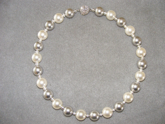 Halskette, 15 mm Muschelkernperlen grau-weiß mit silbernen Zwischenteile
